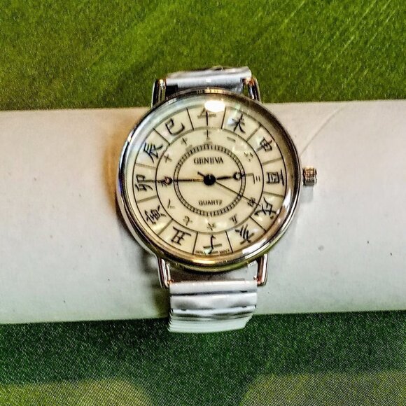 Rare Vintage Geneva Chinese Mother of Pearl White Stretch Watch - Picture 1 of 4